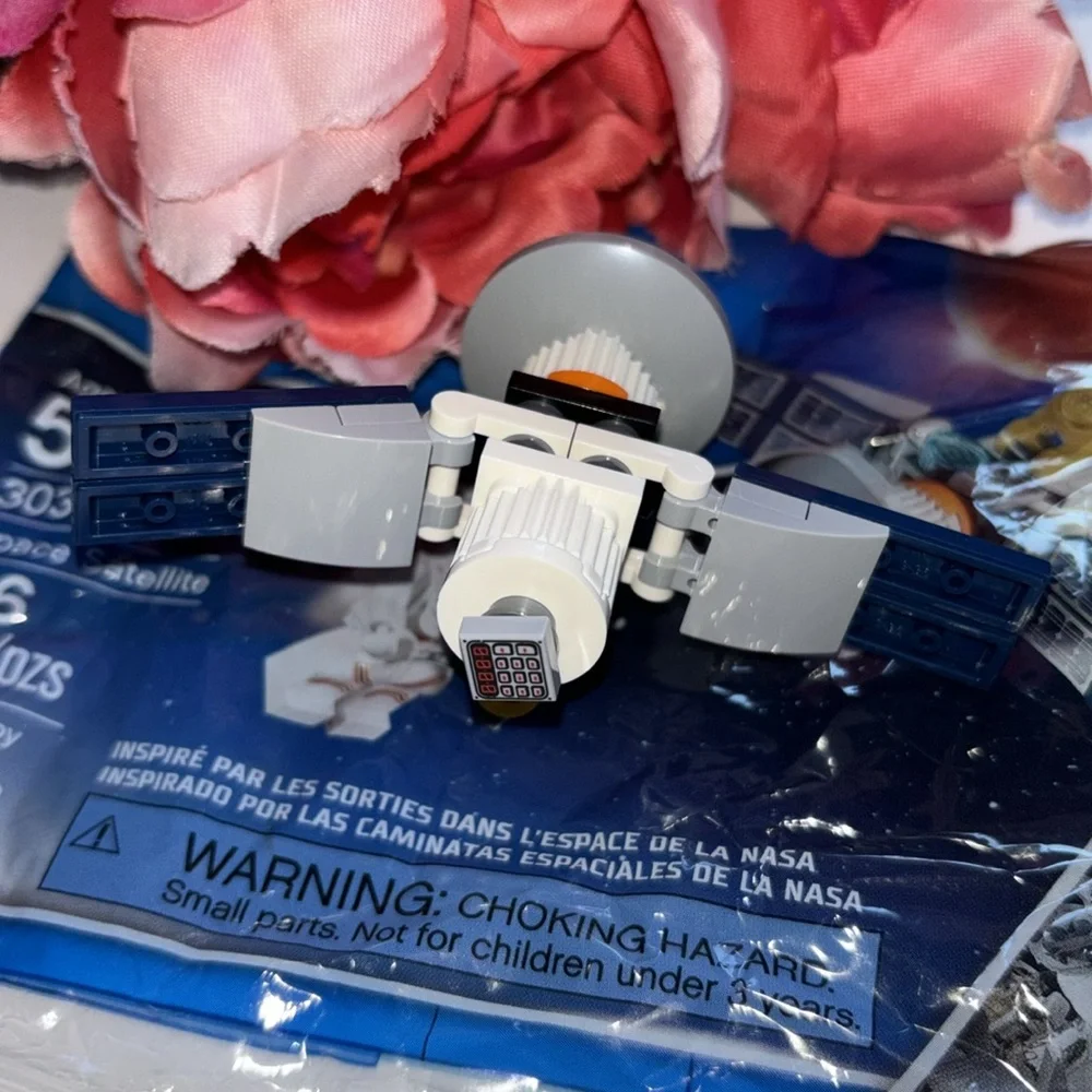 Lego City 30364 Astronaut gold face shield LEGO CITY: Space Satellite Minifig